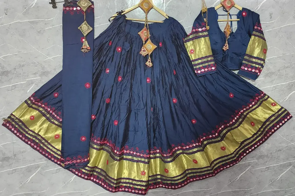 Navratri Radiance 2025 – Foil Mirror Handwork Lagadipatta Lehnga Set